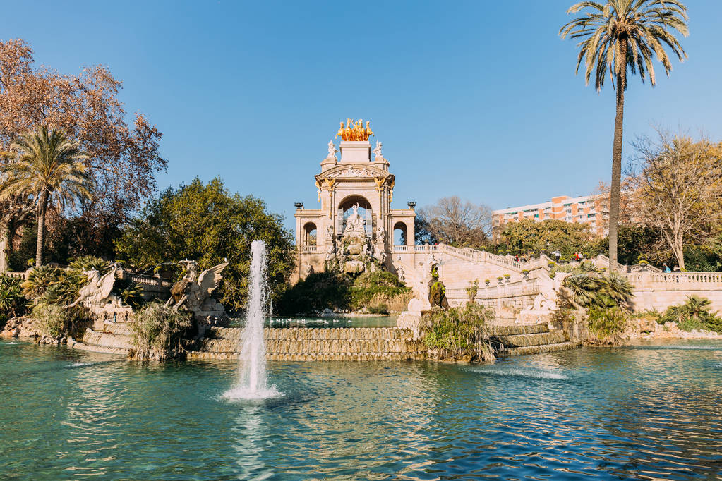 BARCELONE, ESPAGNE - 28 DÉCEMBRE 2018 : ensemble architectural et lac avec fontaines au Parc de la Ciutadella
 - Photo, image
