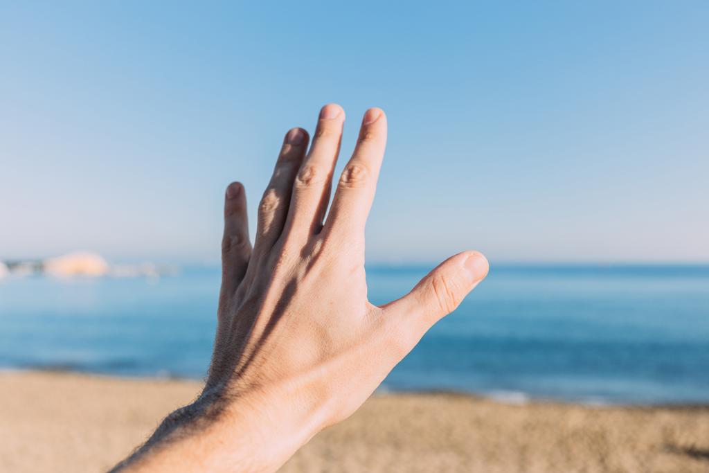 mužské ruky na modré moře pozadí, barcelona, Španělsko - Fotografie, Obrázek