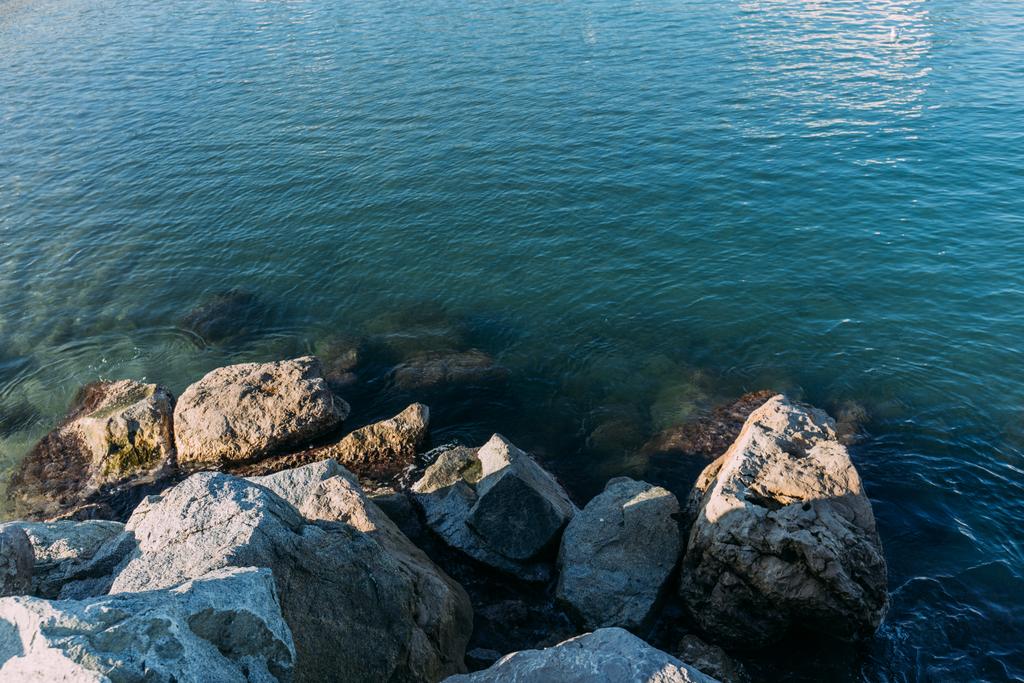 βράχια της ακτής, σαφούς και διαφανούς θαλασσινό και γλυκό νερό, Βαρκελώνη, Ισπανία - Φωτογραφία, εικόνα