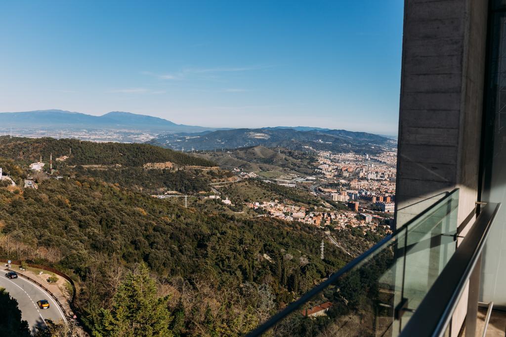 balkon, barcelona, İspanya'dan yeşil tepelerin yürüyerek şehir doğal görünümü - Fotoğraf, Görsel