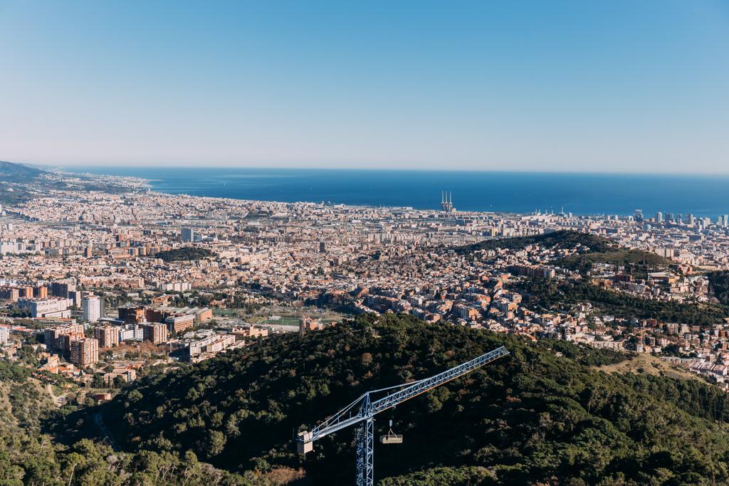 vista panorâmica da cidade a pé de colinas verdes e mar azul, barcelona, espanha
 - Foto, Imagem