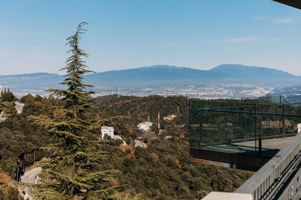 красивий вид на зелений пагорб і гори з балкона, Барселона, Іспанія
 - Фото, зображення