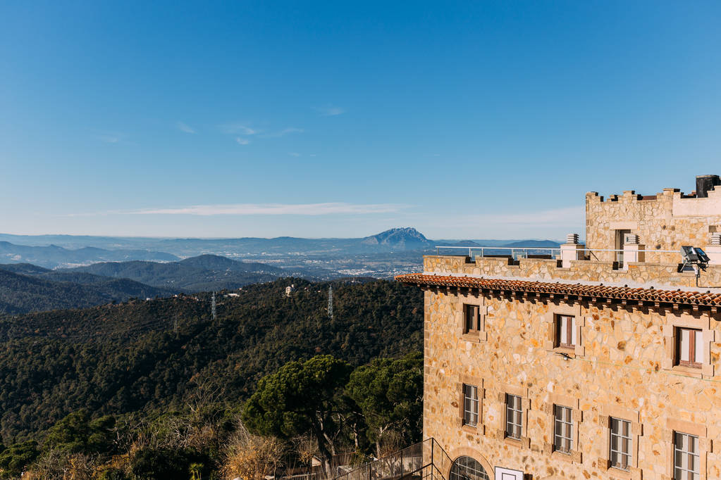 stary zamek i piękny widok na wzgórza pokryte lasem, barcelona, Hiszpania - Zdjęcie, obraz