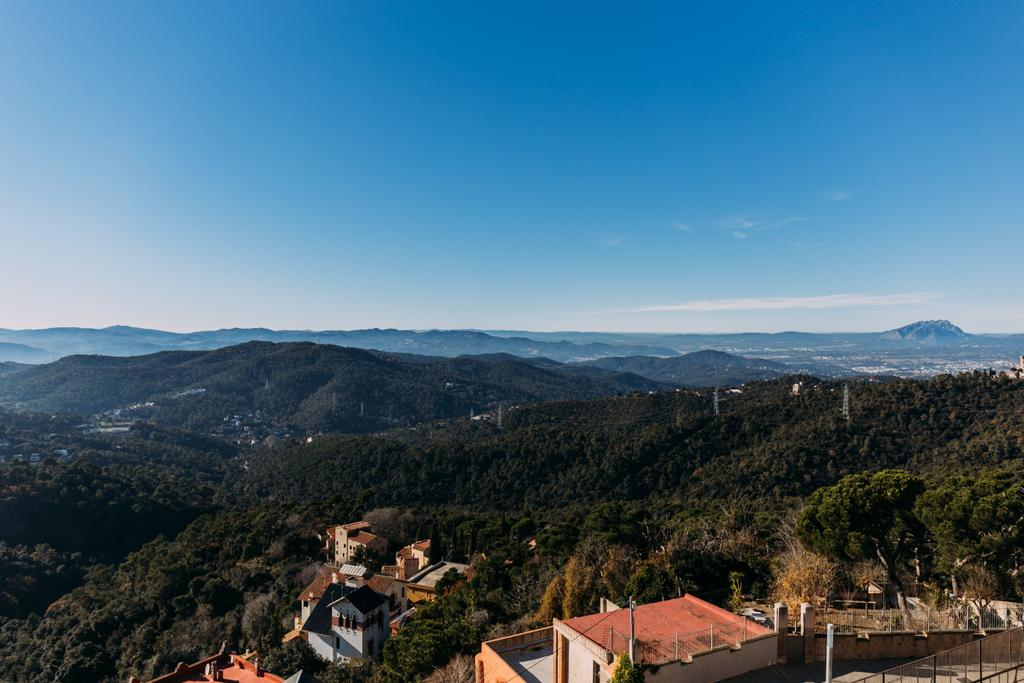 schilderachtig uitzicht van huizen, groene heuvels en bergen, barcelona, Spanje - Foto, afbeelding
