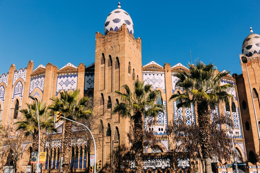  prachtige veelkleurige gebouw versierd met ornament, barcelona, Spanje - Foto, afbeelding