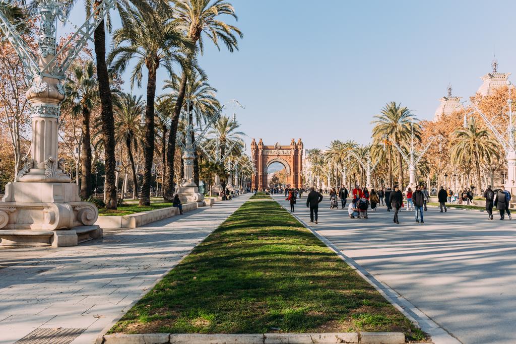 BARCELONA, SPAIN - DECEMBER 28, 2018: wide parkway leading to Arc de Triomf in Parc de la Ciutadella - Photo, Image