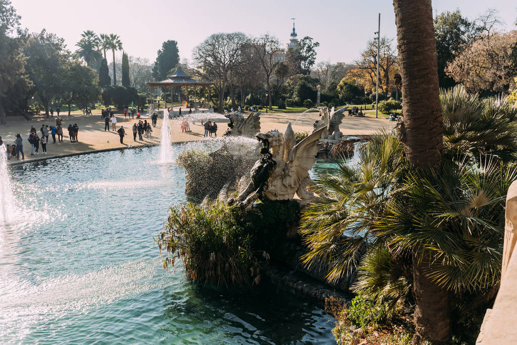 BARCELONA, SPAIN - DECEMBER 28, 2018: beautiful lake with fountains in Parc de la Ciutadella - Photo, Image