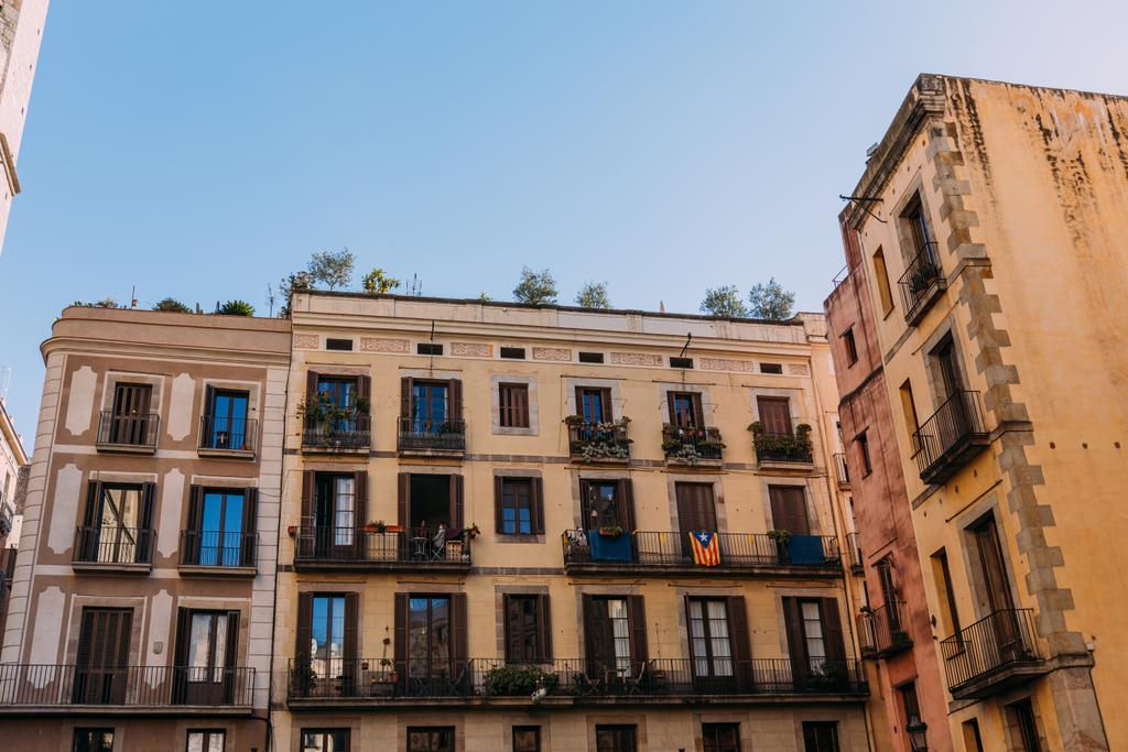 フェンスで囲まれたバルコニーがあり、バルセロナ、スペインと色とりどりの家 - 写真・画像