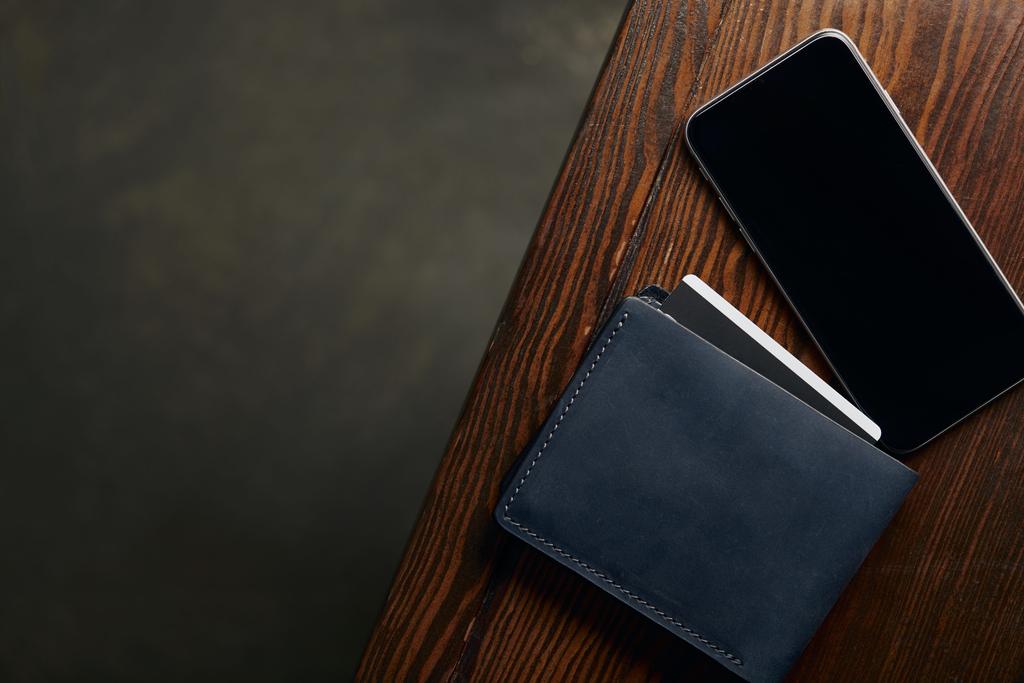 kredi kartı ve smartphone ile cüzdan Üstten Görünüm  - Fotoğraf, Görsel