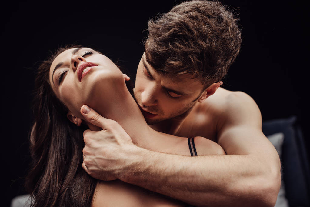 homme baisers belle sexy femme sur cou isolé sur noir
 - Photo, image
