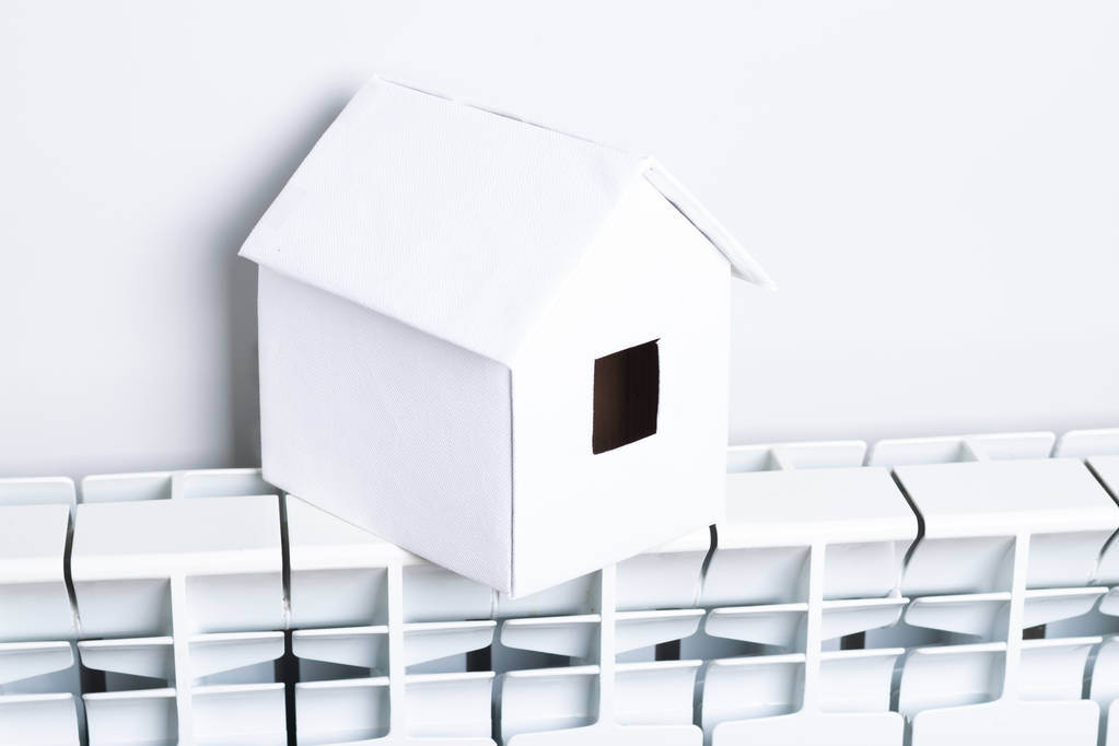 Casa em inverno - conceito de sistema de aquecimento e tempo nevado frio com modelo de uma casa
 - Foto, Imagem
