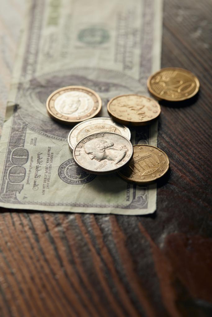 billete de dólar y monedas en mesa de madera con espacio para copiar
   - Foto, imagen