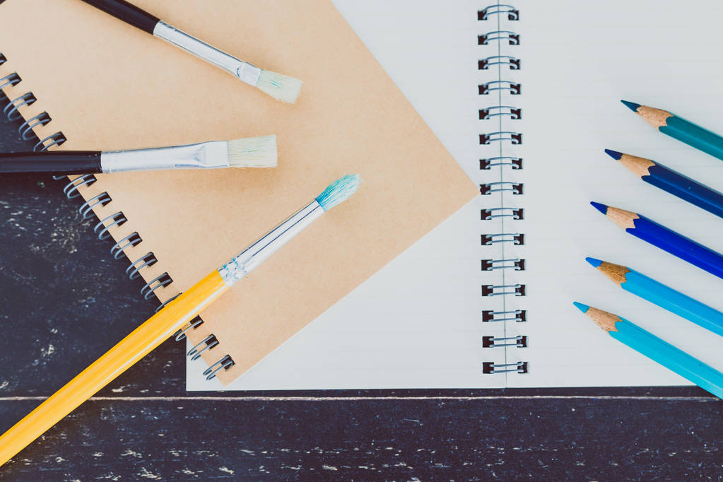 escrivaninha com blocos de notas e pincel de aquarela e lápis de cor wi
 - Foto, Imagem