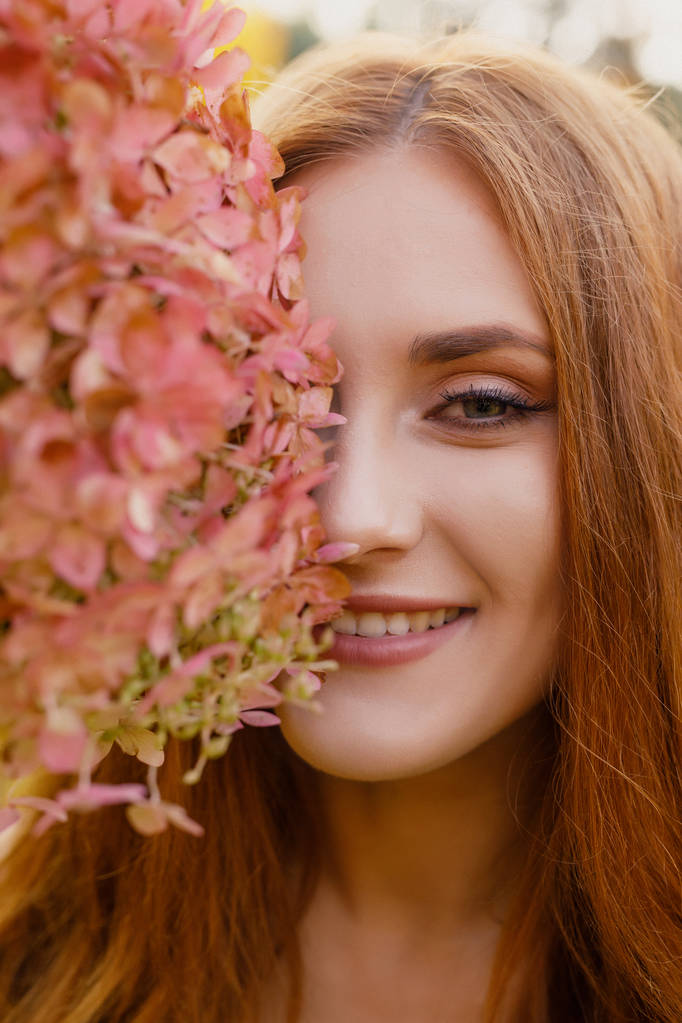 schöne junge Frau mit langen Haaren in einem Blumenkranz - Foto, Bild