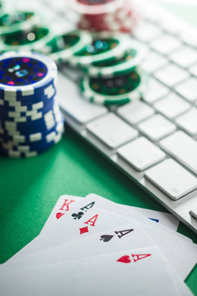 Conceito de jogo de poker online. Cartões de poker e teclado
. - Foto, Imagem