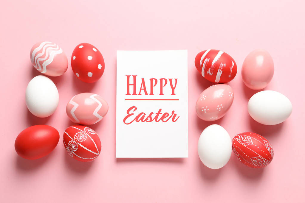 Composição de colocação plana de ovos pintados e cartão com texto Feliz Páscoa em fundo de cor
 - Foto, Imagem