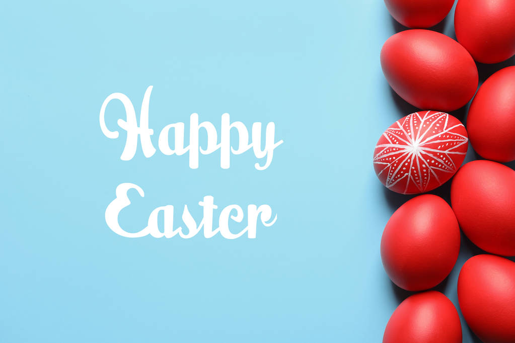 Composition plane des œufs rouges peints et texte Joyeuse Pâques sur fond de couleur
 - Photo, image