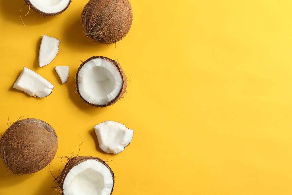 Tasainen lay koostumus kookospähkinöitä värillinen tausta. Tekstitila
 - Valokuva, kuva