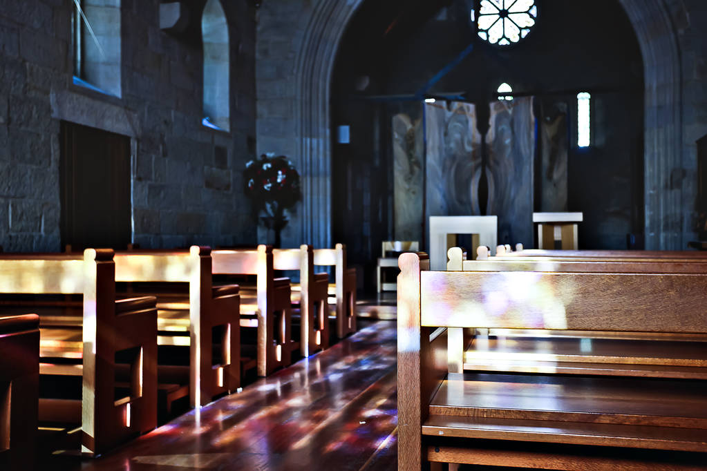 Iglesia sillas de madera cerca brillando con luz
 - Foto, Imagen