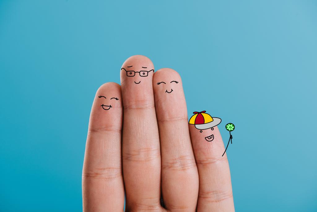 Mavi izole neşeli parmak ailesinin kırpılmış görünümü - Fotoğraf, Görsel