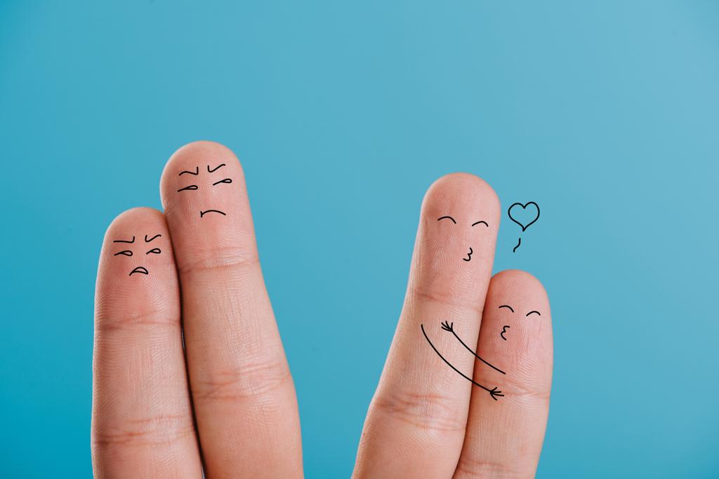 vista recortada de parejas felices e insatisfechas de dedos aislados en azul
 - Foto, Imagen
