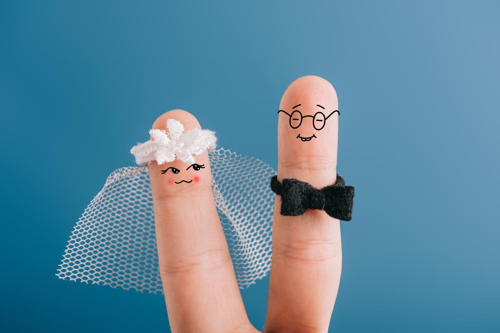 περικοπεί άποψη της ευτυχισμένη δάχτυλα ως νύφη και γαμπρός που απομονώνονται σε μπλε - Φωτογραφία, εικόνα
