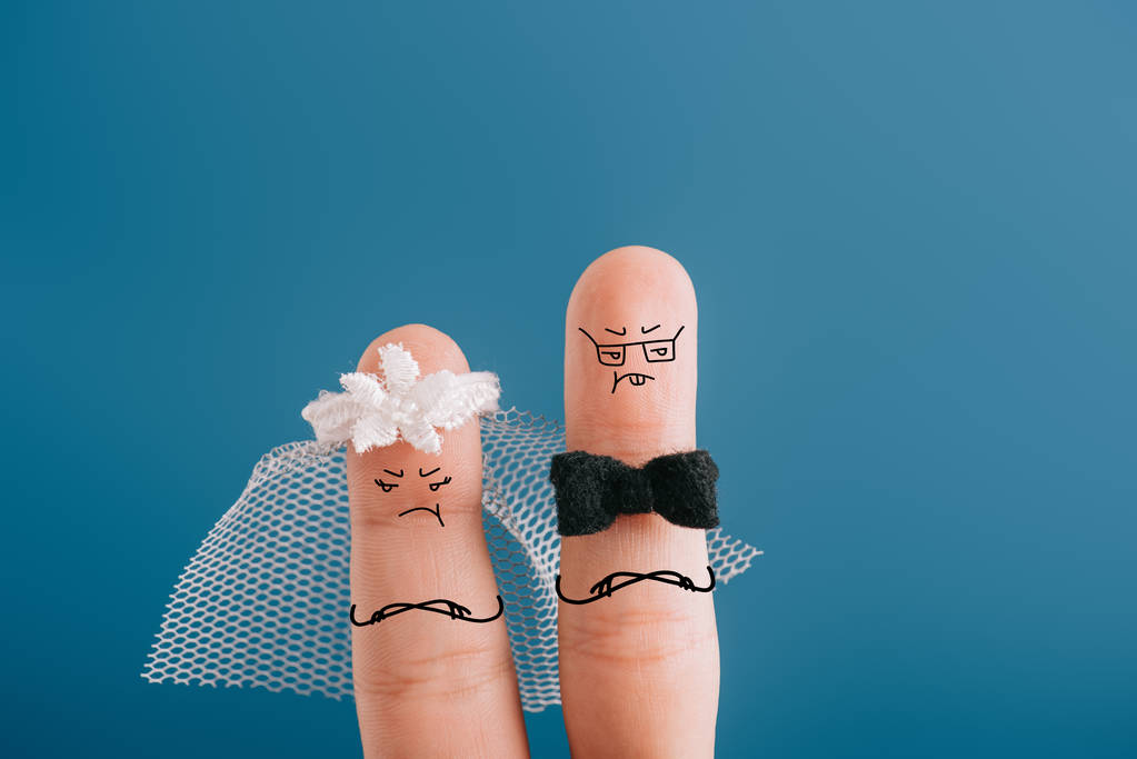 vista recortada de la boda enojada par de dedos aislados en azul
 - Foto, Imagen