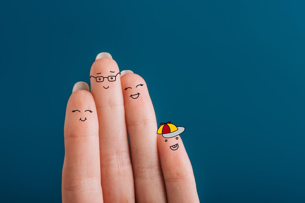 vista ritagliata delle dita sorridenti famiglia isolata sul blu
 - Foto, immagini