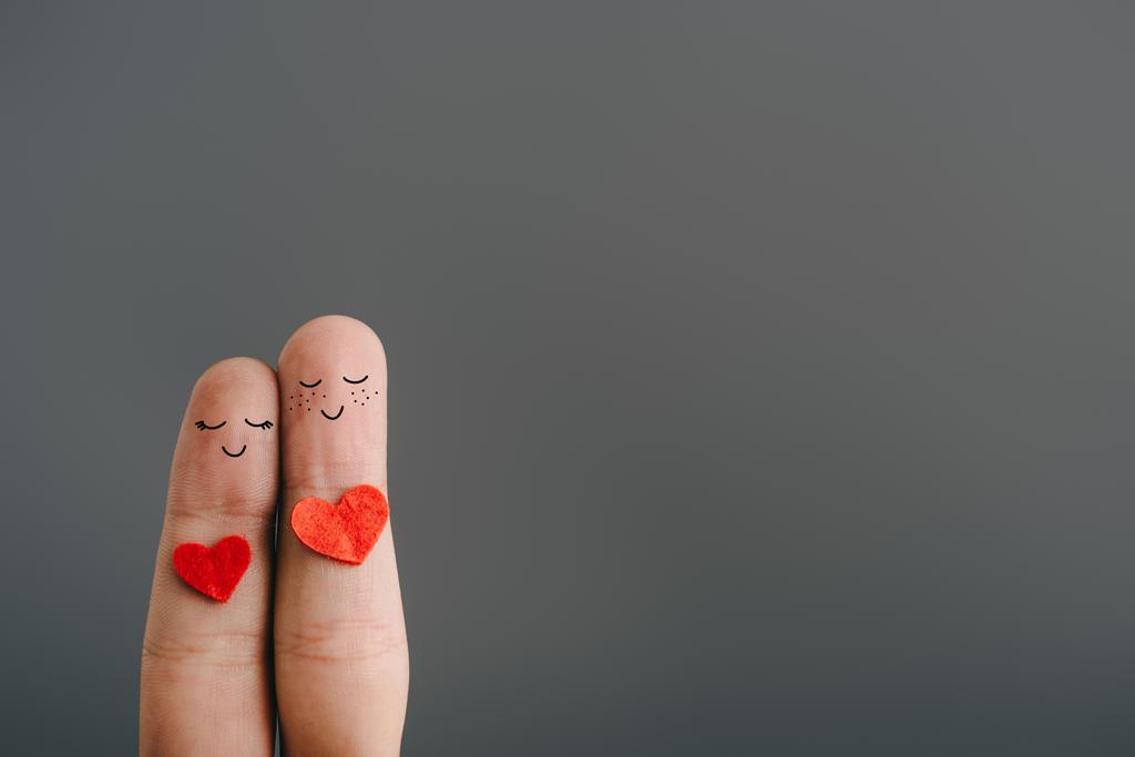 vue recadrée de couple heureux de doigts avec les yeux fermés isolés sur gris, concept de Saint-Valentin
 - Photo, image