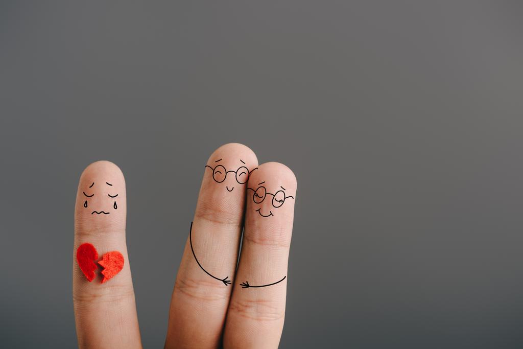 vista cortada dos dedos como casal feliz no amor e terceira roda isolada no cinza
 - Foto, Imagem