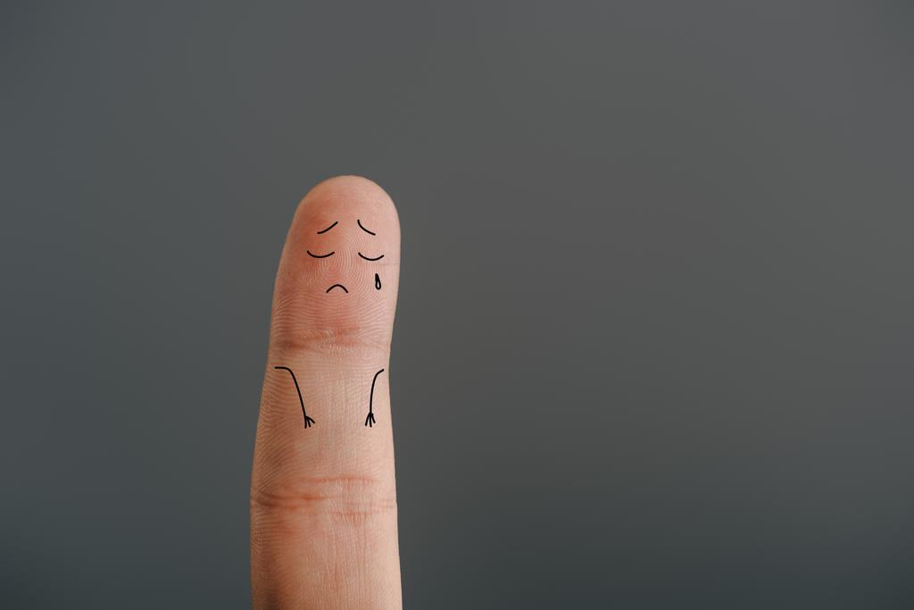 rajattu näkymä yksi yksinäinen sormi itku eristetty harmaa
 - Valokuva, kuva