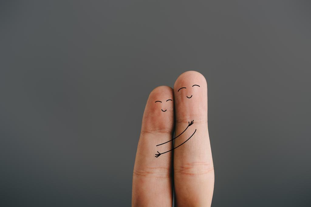 abgeschnittene Ansicht von glücklichen Paar von Fingern umarmen isoliert auf grau - Foto, Bild