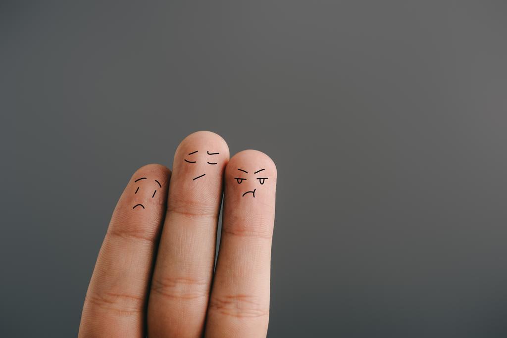 обрезанный вид обеспокоенных человеческих пальцев, изолированных на сером
 - Фото, изображение