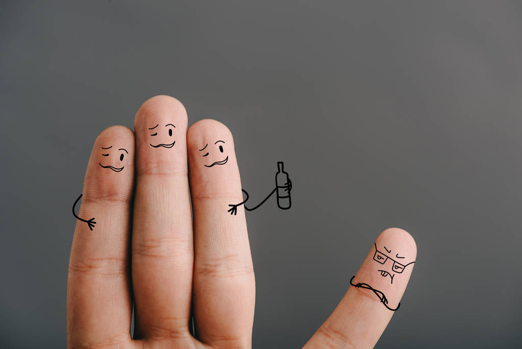 обрезанный вид пальцев, как пьяные люди, изолированные на сером
 - Фото, изображение