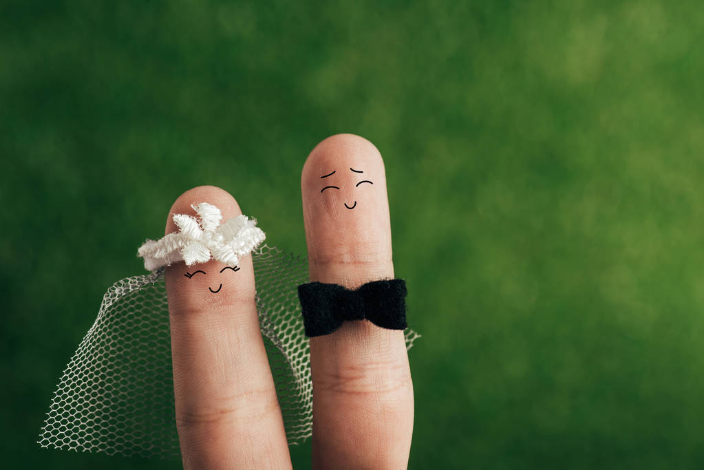 vue recadrée de mariage souriant couple de doigts sur vert
 - Photo, image
