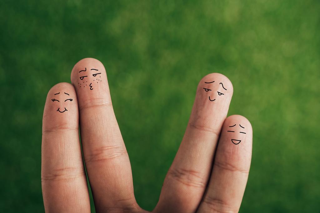 περικοπεί προβολή ανθρώπινα δάχτυλα ως θετική ζευγάρια σε πράσινο - Φωτογραφία, εικόνα