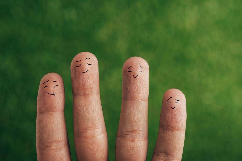 частичный вид счастливых человеческих пальцев на зеленый
 - Фото, изображение