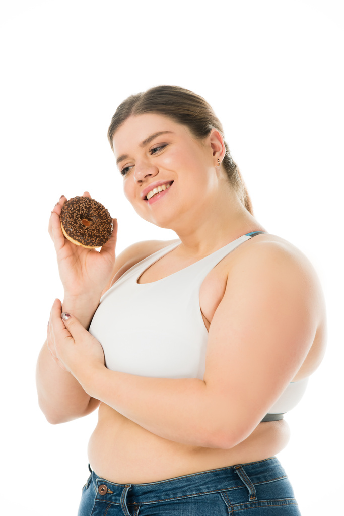 счастливый избыточный вес женщина держит сладкий пончик изолированы на белом, тело позитивной концепции
 - Фото, изображение