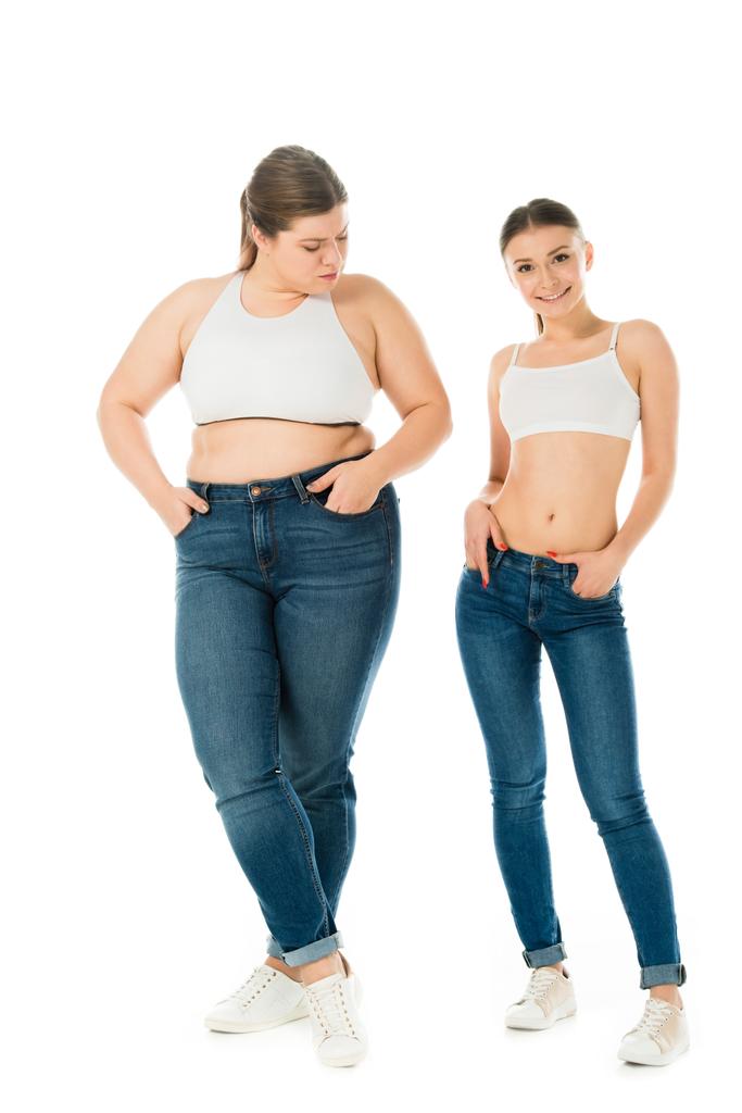 triest overgewicht vrouw angstvallig kijken lachende slank mooie vrouw geïsoleerd op wit - Foto, afbeelding