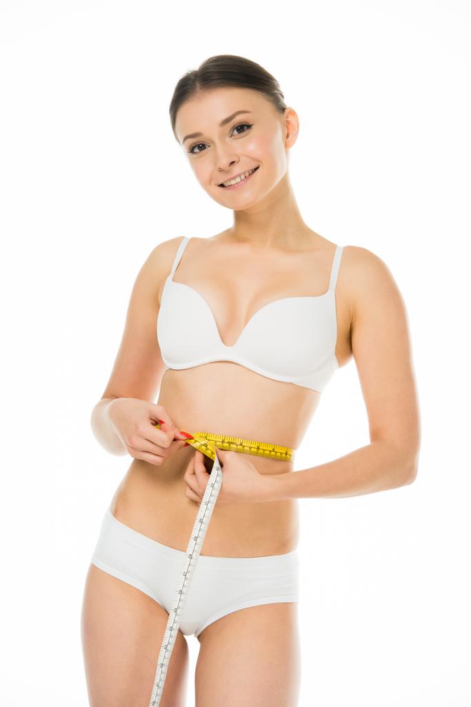 mujer delgada feliz que mide la cintura con el centímetro aislado en blanco
 - Foto, imagen