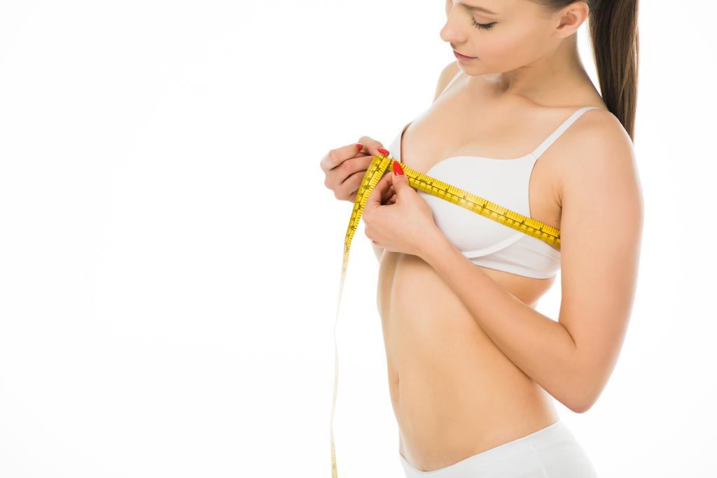 sexy štíhlá žena v prádle měření poprsí s centimetr izolované na bílém - Fotografie, Obrázek