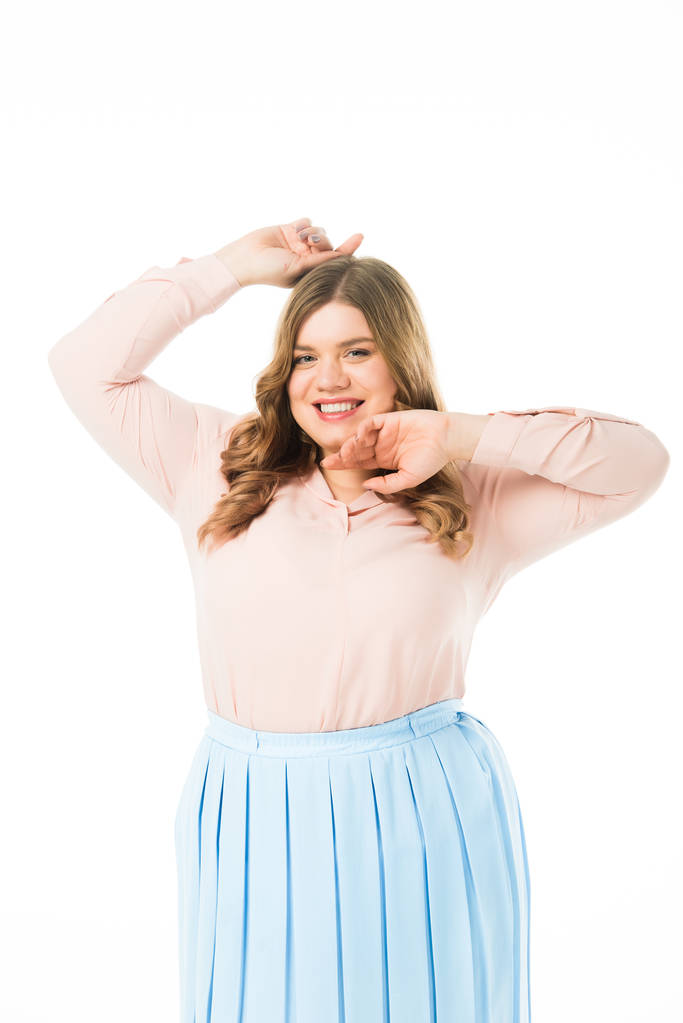 felice sorridente elegante donna in sovrappeso posa con le mani vicino al viso isolato su bianco
 - Foto, immagini