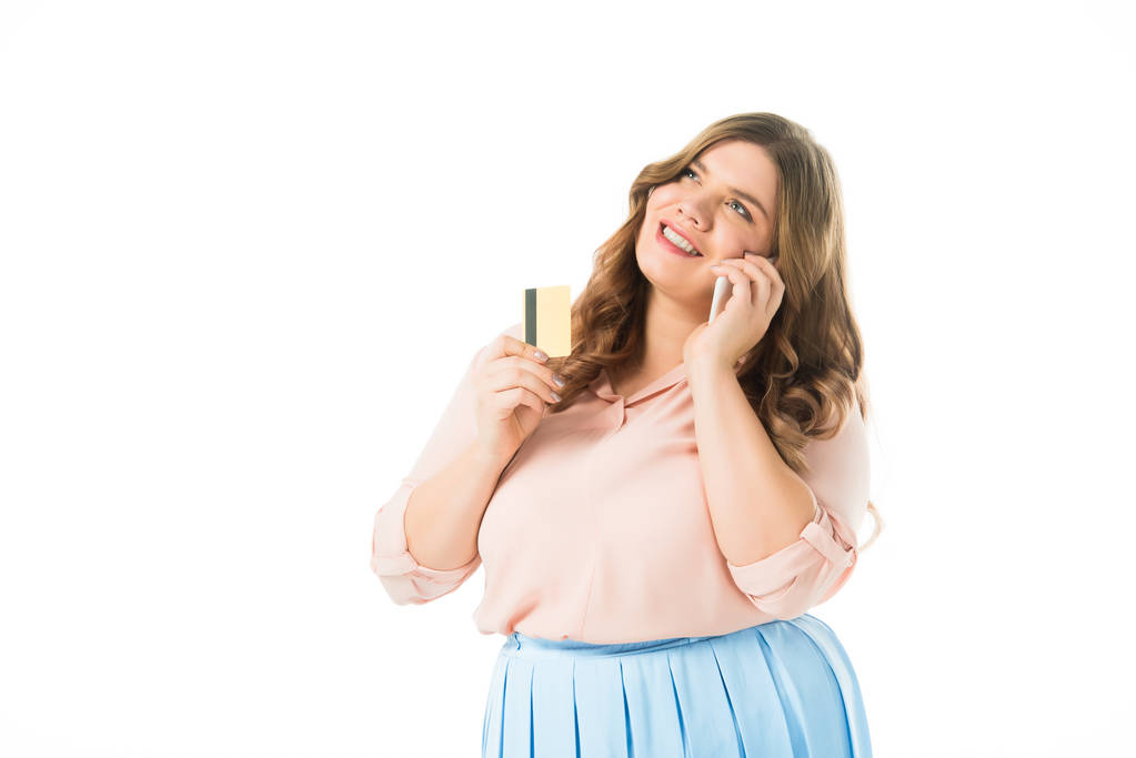 szczęśliwy, eleganckie plus rozmiar kobieta rozmawia na smartfonie i posiadania karty kredytowej na białym tle - Zdjęcie, obraz