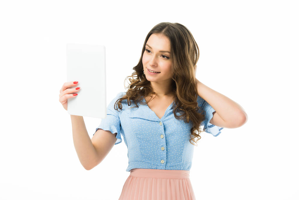 щаслива усміхнена дівчина бере селфі на цифровому планшеті ізольована на білому
 - Фото, зображення