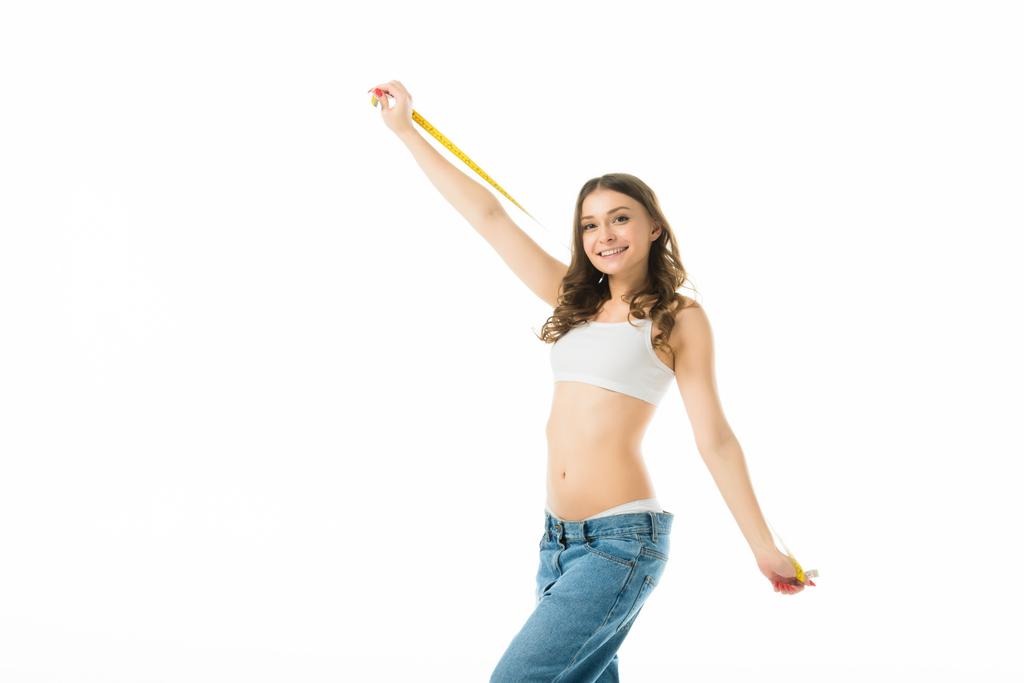 mujer alegre sosteniendo cinta métrica aislada en blanco, perder peso concepto
 - Foto, imagen