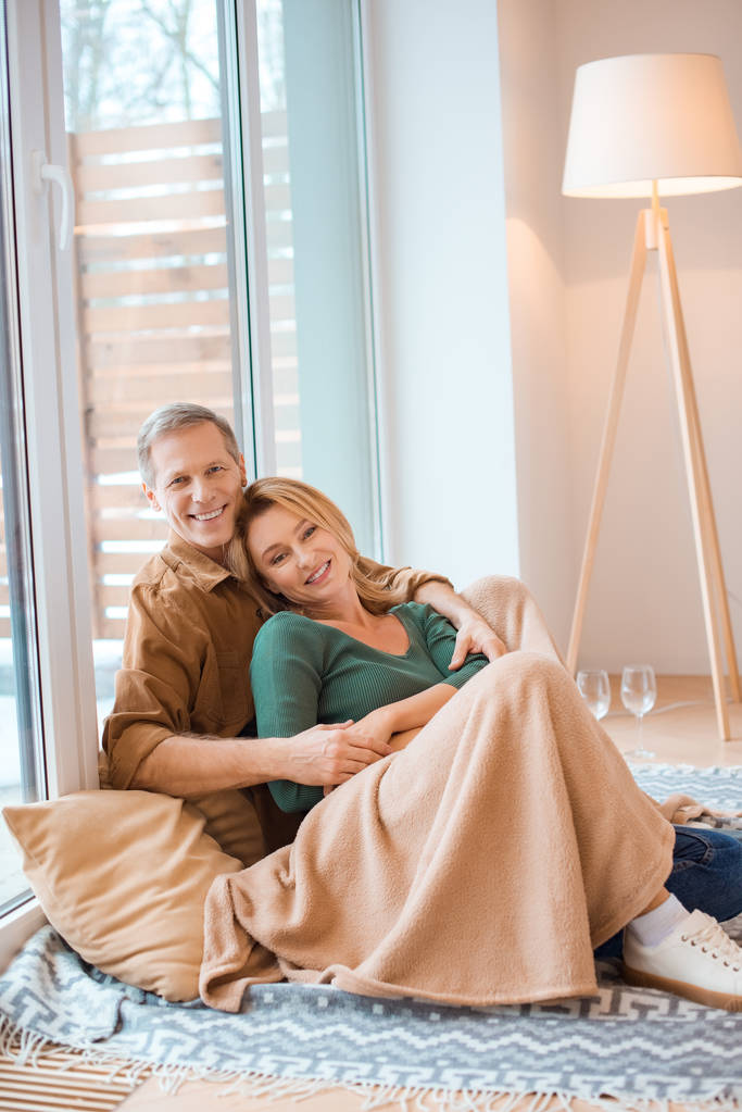 šťastný manžel pÛdû žena seděli na podlaze velkým oknem  - Fotografie, Obrázek