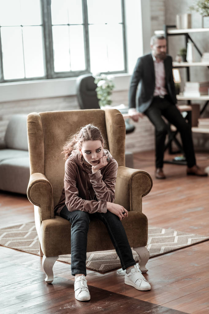 Teenager seduta in poltrona sensazione terribile dopo discussione
 - Foto, immagini