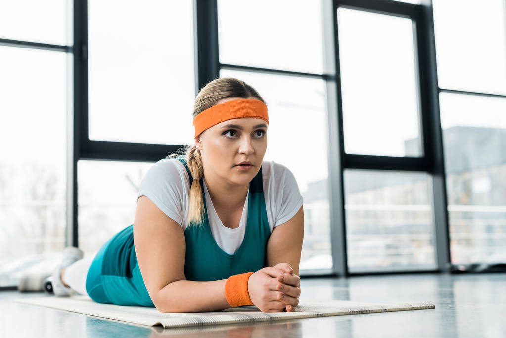 spor salonunda fitness mat yalan yorgun kilolu kız - Fotoğraf, Görsel