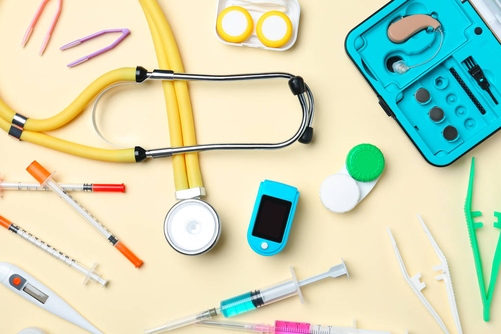 Lapos laikus zeneszerzést orvosi tárgyak színes háttérrel - Fotó, kép