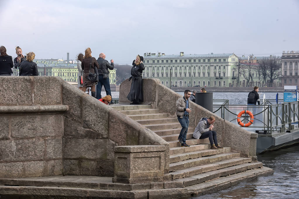 Mensen ontspannen op de rivier de Neva op de Peter en Paul Fortress, S - Foto, afbeelding